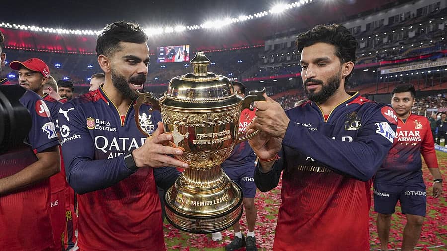 <div class="paragraphs"><p>ಐಪಿಎಲ್ 2025 ಟ್ರೋಫಿಯೊಂದಿಗೆ ವಿರಾಟ್ ಕೊಹ್ಲಿ ಹಾಗೂ ರಜತ್ ಪಾಟೀದಾರ್</p></div>