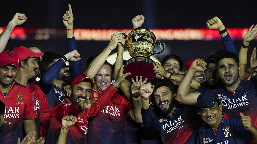 <div class="paragraphs"><p>ರಾಯಲ್‌ ಚಾಲೆಂಜರ್ಸ್‌ ಬೆಂಗಳೂರು ತಂಡದ ಆಟಗಾರರೊಂದಿಗೆ ಮುಖ್ಯಕೋಚ್‌ ಆ್ಯಂಡಿ ಫ್ಲವರ್‌, ಮೆಂಟರ್‌ ದಿನೇಶ್ ಕಾರ್ತಿಕ್‌ ಹಾಗೂ ಸಹಾಯಕ ಸಿಬ್ಬಂದಿ ಸಂಭ್ರಮಿಸಿದ ಕ್ಷಣ</p></div>