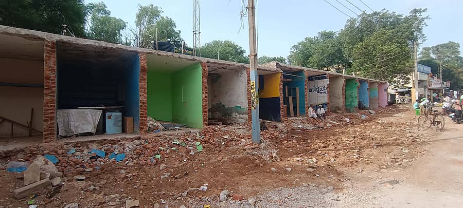 ಜಗಳೂರಿನ ಪಟ್ಟಣ ಪಂಚಾಯಿತಿಗೆ ಸೇರಿದ ಮಲ್ಪೆ–ಮೊಳಕಾಲ್ಮುರು ಹೆದ್ದಾರಿಗೆ ಹೊಂದಿಕೊಂಡಿರುವ ಸಾಲು ವಾಣಿಜ್ಯ ಮಳಿಗೆಗಳನ್ನು ಒಡೆದು ರಸ್ತೆ ವಿಸ್ತರಣೆ ಕಾಮಗಾರಿಗೆ ಅನುವು ಮಾಡಿಕೊಡಲಾಗಿದೆ