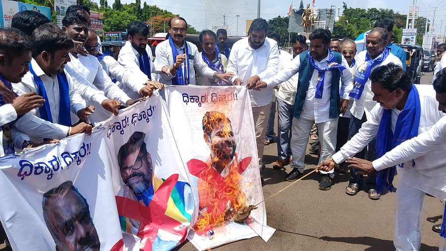 ದಲಿತ ಸಂಘಟನೆಗಳ ಒಕ್ಕೂಟದ ಪದಾಧಿಕಾರಿಗಳು ಬೀದರ್‌ನಲ್ಲಿ ಬುಧವಾರ ವಿಧಾನ ಪರಿಷತ್‌ ಸದಸ್ಯರಾದ ಛಲವಾದಿ ನಾರಾಯಣಸ್ವಾಮಿ, ಎನ್‌. ರವಿಕುಮಾರ, ಮಣಿಕಂಠ ರಾಠೋಡ್‌ ಭಾವಚಿತ್ರ ದಹಿಸಿದರು