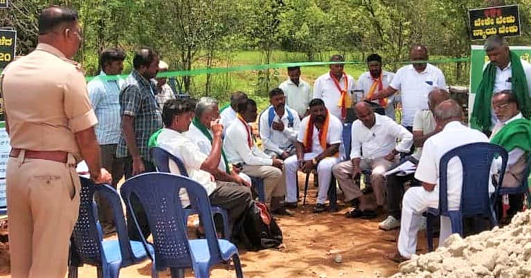 ಹಳಿಯೂರು ಗ್ರಾಮದ ಗಂಧದ ಗುಡಿ - ಭಾಗ 2 ರಲ್ಲಿ ಹಾದು ಹೋಗುತ್ತಿರುವ ಎನ್.ಹೆಚ್. 206 ಬೈಪಾಸ್ ರಸ್ತೆ ನಿರ್ಮಾಣಕ್ಕೆ ಭೂಮಿ ಕಳೆದುಕೊಂಡವರು ಸರಿಯಾದ ರೀತಿಯಲ್ಲಿ ಪರಿಹಾರ ನೀಡದ ವಿವಿಧ ಸಂಘಟನೆಗಳ ಸಹಕಾರದಿಂದ ಟೋಲ್ ನಿರ್ಮಿಸಿ ವಿಶಿಷ್ಟ ರೀತಿಯ ಪ್ರತಿಭಟನೆಗೆ ಚಾಲನೆ ನೀಡಿದರು.
