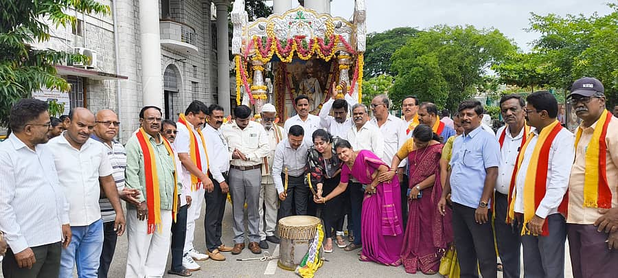 ನಾಲ್ವಡಿ ಕೃಷ್ಣರಾಜ ಒಡೆಯರ್‌ ಜಯಂತಿ ಅಂಗವಾಗಿ ನಡೆದ ಭಾವಚಿತ್ರದ ಮೆರವಣಿಗೆಗೆ ಮಂಡ್ಯ ಜಿಲ್ಲಾಧಿಕಾರಿ ಕಚೇರಿ ಬಳಿ ತಹಶೀಲ್ದಾರ್‌ ಶಿವಕುಮಾರ ಬಿರಾದಾರ್‌ ಮತ್ತು ಗಣ್ಯರು ಚಾಲನೆ ನೀಡಿದರು 
