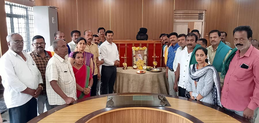 ಶ್ರೀರಂಗಪಟ್ಟಣದಲ್ಲಿ ತಾಲ್ಲೂಕು ಆಡಳಿತದಿಂದ ಬುಧವಾರ ನಾಲ್ವಡಿ ಕೃಷ್ಣರಾಜ ಒಡೆಯರ್‌ ಜಯಂತಿಯನ್ನು ಆಚರಿಸಲಾಯಿತು. ತಹಶೀಲ್ದಾರ್‌ ಪರಶುರಾಮ ಸತ್ತಿಗೇರಿ, ಬಿಇಒ ಆರ್‌.ಪಿ. ಮಹೇಶ್ ಪಾಲ್ಗೊಂಡಿದ್ದರು