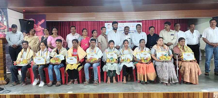 ಎಸ್‌ಎಸ್‌ಎಲ್‌ಸಿ ಪರೀಕ್ಷೆಯಲ್ಲಿ ಹೆಚ್ಚು ಅಂಕ ಗಳಿಸಿದ ವಿದ್ಯಾರ್ಥಿಗಳು, ಶಾಲಾ ಮುಖ್ಯಸ್ಥರನ್ನು ಹಾಸನದ ಸೇಂಟ್‌ ಜೋಸೆಫ್‌ ಶಾಲಾ ಸಭಾಂಗಣದಲ್ಲಿ ಬುಧವಾರಶಾಸಕ ಸ್ವರೂಪ್ ಪ್ರಕಾಶ್ ಸನ್ಮಾನಿಸಿದರು