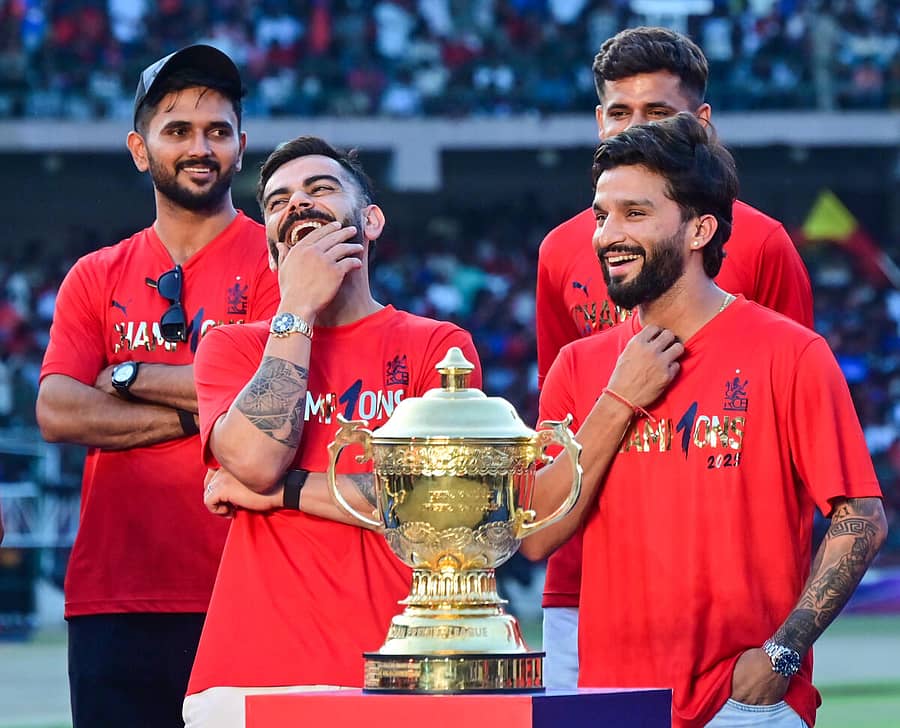 <div class="paragraphs"><p>ಬೆಂಗಳೂರಿನ ಎಂ. ಚಿನ್ನಸ್ವಾಮಿ ಕ್ರೀಡಾಂಗಣದಲ್ಲಿ ಬುಧವಾರ ನಡೆದ ಅಭಿಮಾನಿಗಳೊಂದಿಗೆ ಸಂಭ್ರಮಾಚರಣೆಯಲ್ಲಿ ಆರ್‌ಸಿಬಿ ತಂಡದ ನಾಯಕ ರಜತ್ ಪಾಟೀದಾರ್, ವಿರಾಟ್ ಕೊಹ್ಲಿ ಟ್ರೋಫಿಯೊಂದಿಗೆ ಸಂಭ್ರಮಿಸಿದರು &nbsp;&nbsp;</p></div>