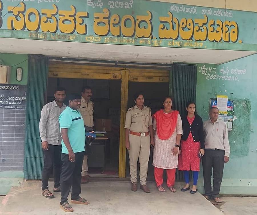 ಅರಕಲಗೂಡು ತಾಲ್ಲೂಕು ಮಲ್ಲಿಪಟ್ಟಣ ರೈತ ಸಂಪರ್ಕದಲ್ಲಿ ಕಳವು ನಡೆದಿರುವುದನ್ನು ಪಿಎಸ್ಐ ಕಾವ್ಯ, ಕೃಷಿ ಅಧಿಕಾರಿ ಕವಿತಾ ಪರಿಶೀಲಿಸಿದರು