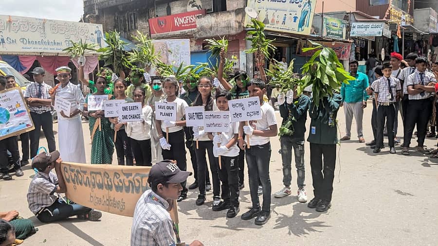 ಹೊಳೆನರಸೀಪುರ ವಾಸವಿ ವಿದ್ಯಾಸಂಸ್ಥೆಯ ವಿದ್ಯಾರ್ಥಿಗಳು ಸುಭಾಶ್ ವೃತ್ತದಲ್ಲಿ ಪರಿಸರ ಜಾಗೃತಿ ಬೀದಿ ನಾಟಕ ಪ್ರದರ್ಶಿಸಿದರು