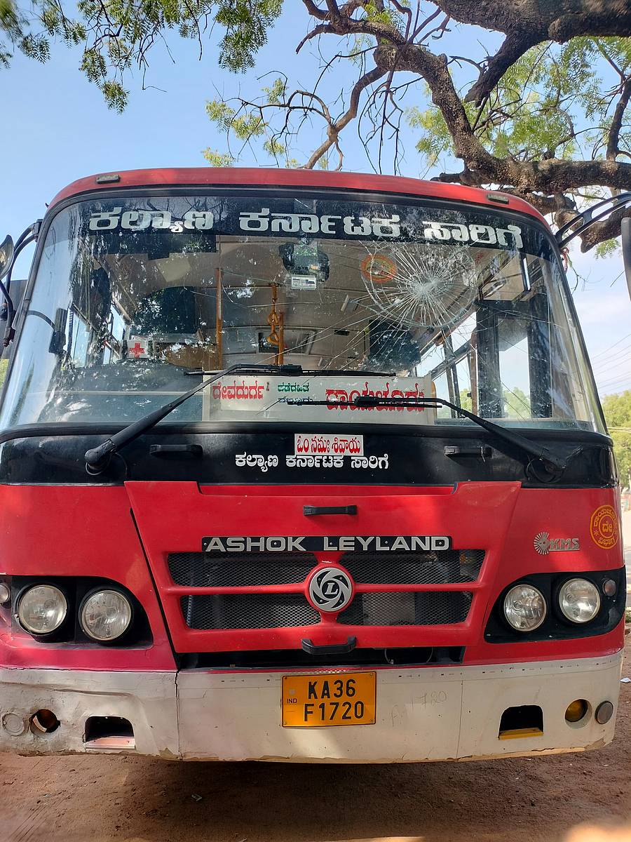 ದೇವದುರ್ಗ ಘಟಕಕ್ಕೆ ಸೇರಿದ ಬಸ್‌ನ ಗಾಜು ಒಡೆದಿರುವುದು