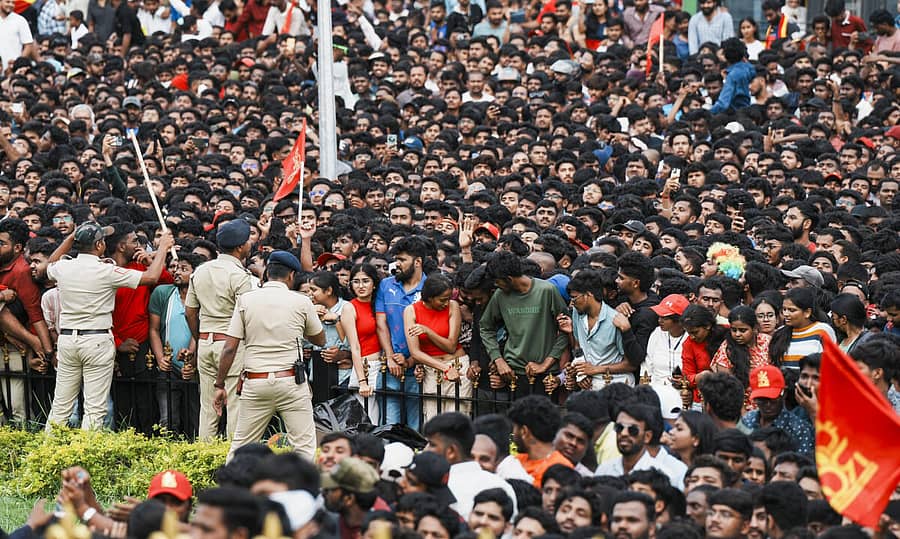 <div class="paragraphs"><p>ಆರ್ಸಿಬಿ ವಿಜಯದ ಸಂಭ್ರಮಾಚರಣೆಗೆ ಸೇರಿದ್ದ ಜನ</p></div>