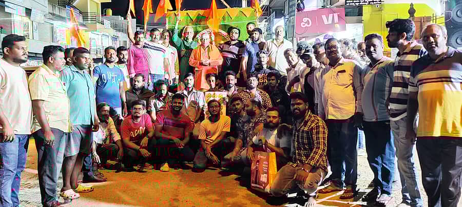 ನಂಜನಗೂಡಿನ ಚಿಂತಾಮಣಿ ಗಣಪತಿ ದೇವಾಲಯದ ಆವರಣದಲ್ಲಿ ಬುಧವಾರ ಶರಣ ಸಂಗಮ ಮಠದ ನಾಗರಾಜ ಸ್ವಾಮಿಜೀ ಹನುಮ ಜಯಂತಿಯ ಪ್ರಚಾರದ ಪೋಸ್ಟರ್ ಬಿಡುಗಡೆ ಮಾಡಿದರು.