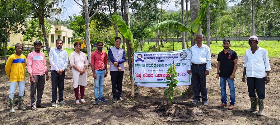 ಕುಶಾಲನಗರ ಸಮೀಪದ ಚಿಕ್ಕ ಅಳುವಾರ ವನ್ಯಜೀವಿ ಪಶುವೈದ್ಯಕೀಯ ಸಂಶೋಧನಾ ಸಂಸ್ಥೆ ಆವರಣದಲ್ಲಿ ಗುರುವಾರ  ವನಮಹೋತ್ಸವ‌ ಆಚರಿಸಲಾಯಿತು 