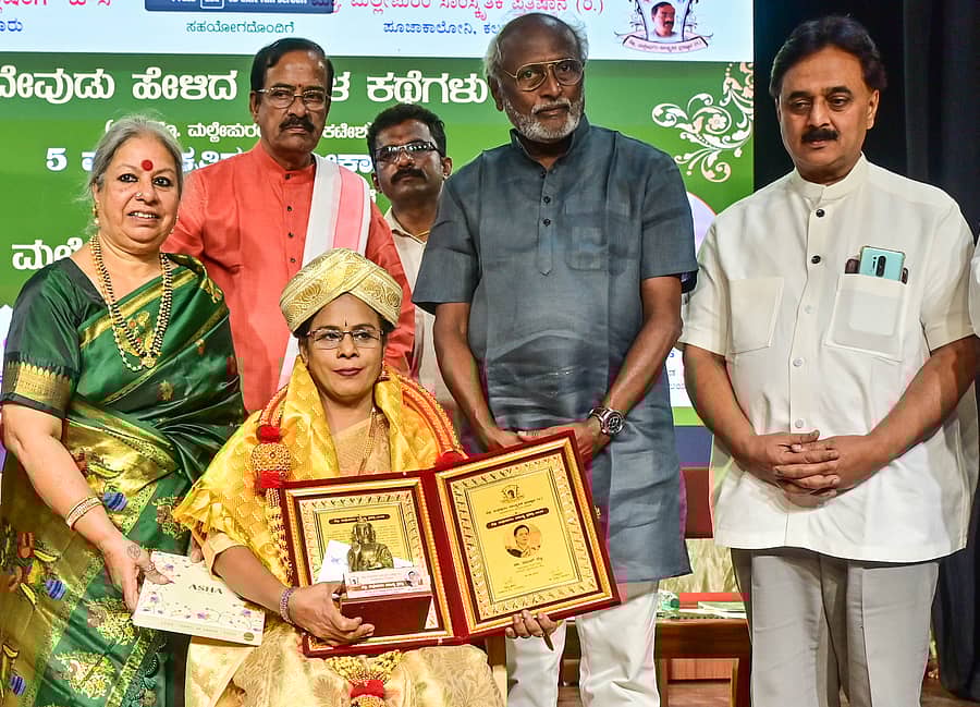 <div class="paragraphs"><p>ಕಾರ್ಯಕ್ರಮದಲ್ಲಿ&nbsp;ತಮಿಳ್ ಸೆಲ್ವಿ ಅವರಿಗೆ&nbsp;‘ಪ್ರೊ. ಮಲ್ಲೇಪುರಂ ಸಾಹಿತ್ಯ ಪ್ರಶಸ್ತಿ’ ಪ್ರದಾನ ಮಾಡಲಾಯಿತು.&nbsp;ಪ್ರತಿಭಾ ನಂದಕುಮಾರ್, ಮಲ್ಲೇಪುರಂ ಜಿ. ವೆಂಕಟೇಶ್, ಅನ್ನಪೂರ್ಣ ಪಬ್ಲಿಷಿಂಗ್‌ ಹೌಸ್‌ನ ವ್ಯವಸ್ಥಾಪಕ ಬಿ.ಕೆ. ಸುರೇಶ್,&nbsp;ಕುಂ. ವೀರಭದ್ರಪ್ಪ ಹಾಗೂ ಕರ್ನಾಟಕ ಗಾಂಧಿ ಸ್ಮಾರಕ ನಿಧಿ ಅಧ್ಯಕ್ಷ ವೂಡೇ ಪಿ. ಕೃಷ್ಣ ಉಪಸ್ಥಿತರಿದ್ದರು&nbsp; </p></div>