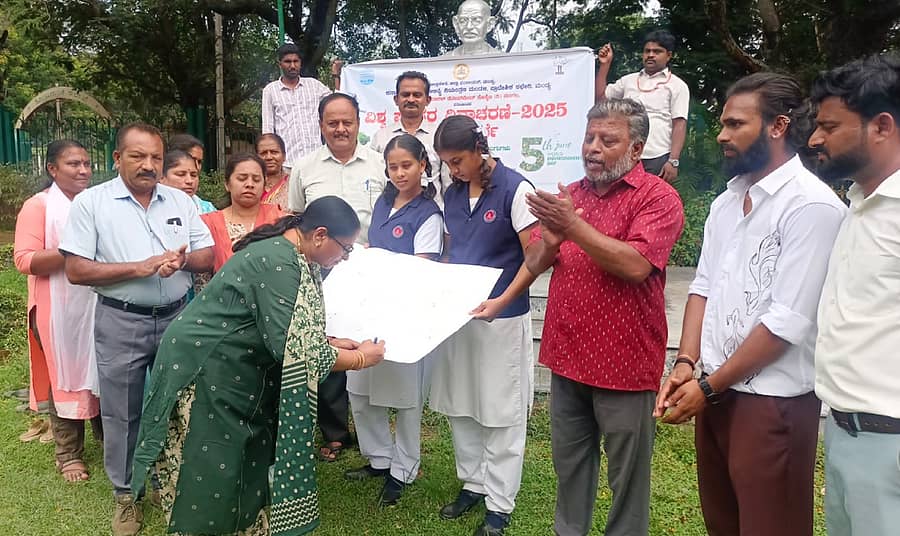 ಜಿಲ್ಲಾಧಿಕಾರಿ ಕಚೇರಿ ಎದುರಿನ ಕಾವೇರಿ ವನದಲ್ಲಿ ನಡೆದ ಚಿತ್ರಕಲಾ ಸ್ಪರ್ಧಾ ಕಾರ್ಯಕ್ರಮಕ್ಕೆ ಸಹಿ ಹಾಕುವ ಮೂಲಕ ಜಿಲ್ಲಾ ಪರಿಸರ ಅಧಿಕಾರಿ ಬಿ.ಪಿ.ಗೀತಾ ಅವರು ಚಾಲನೆ ನೀಡಿದರು