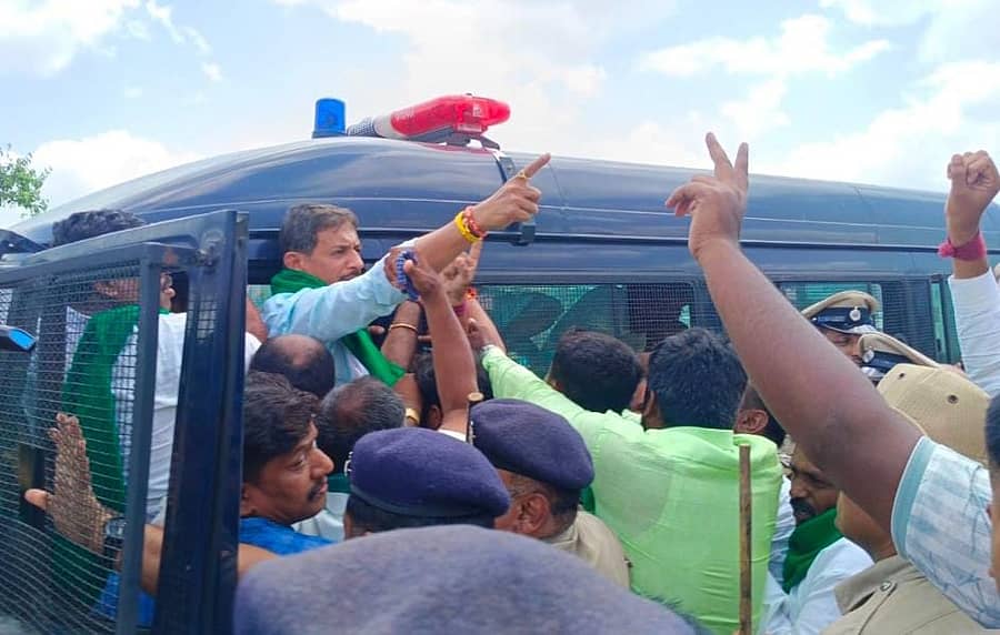 ಮಾಗಡಿ ತಾಲ್ಲೂಕಿನ ಮರೂರು ಹ್ಯಾಂಡ್ ಪೋಸ್ಟ್ ಬಳಿ ಹೇಮಾವತಿ ನೀರಿಗಾಗಿ ಹೆದ್ದಾರಿ ತಡೆ ನಡೆಸಿದ ಶಾಸಕ ಎಚ್‌.ಸಿ. ಬಾಲಕೃಷ್ಣ ಸೇರಿದಂತೆ ಹಲವು ಮುಖಂಡರು ಪೊಲೀಸರು ವಶಕ್ಕೆ ಪಡೆದು ವಾಹನದಲ್ಲಿ ಕರೆದೊಯ್ದರು