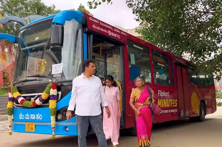 ದೇವಸ್ಥಾನಗಳ ದರ್ಶನಕ್ಕೆ ಹೊರಟಿರುವ ಪ್ರಯಾಣಿಕರು