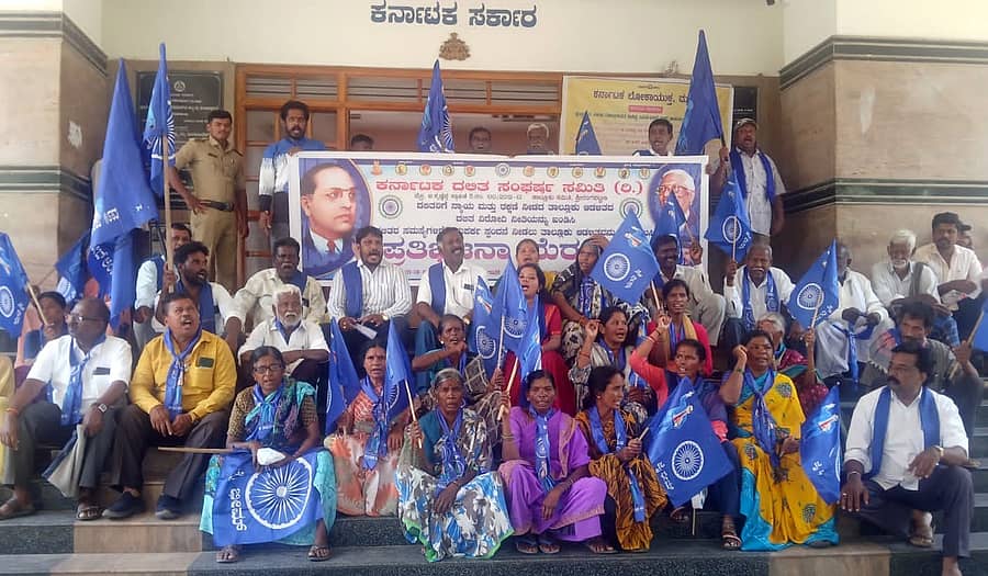 ಶ್ರೀರಂಗಪಟ್ಟಣ ತಾಲ್ಲೂಕು ಆಡಳಿತ ದಲಿತರ ಸಮಸ್ಯೆಗಳಿಗೆ ಸ್ಪಂದಿಸುತ್ತಿಲ್ಲ ಎಂದು ಆರೋಪಿಸಿ ಕರ್ನಾಟಕ ದಲಿತ ಸಂಘರ್ಷ ಸಮಿತಿ ರಾಜ್ಯ ಘಟಕದ ಅಧ್ಯಕ್ಷ ವೆಂಕಟಗಿರಿಯಯ್ಯ ಅವರ ನೇತೃತ್ವದಲ್ಲಿ ಗುರುವಾರ ಪಟ್ಟಣದ ಮಿನಿ ವಿಧಾನಸೌಧದ ಎದುರು ಪ್ರತಿಭಟನೆ ನಡೆಯಿತು