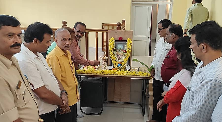 ಕೆ.ಆರ್.ಪೇಟೆಯಲ್ಲಿ ರಾಜರ್ಷಿ ನಾಲ್ವಡಿ ಕೃಷ್ಣರಾಜ ಒಡೆಯರ್ ಅವರ ಜಯಂತಿಯನ್ನು ಬುಧವಾರ ಆಚರಿಸಲಾಯಿತು