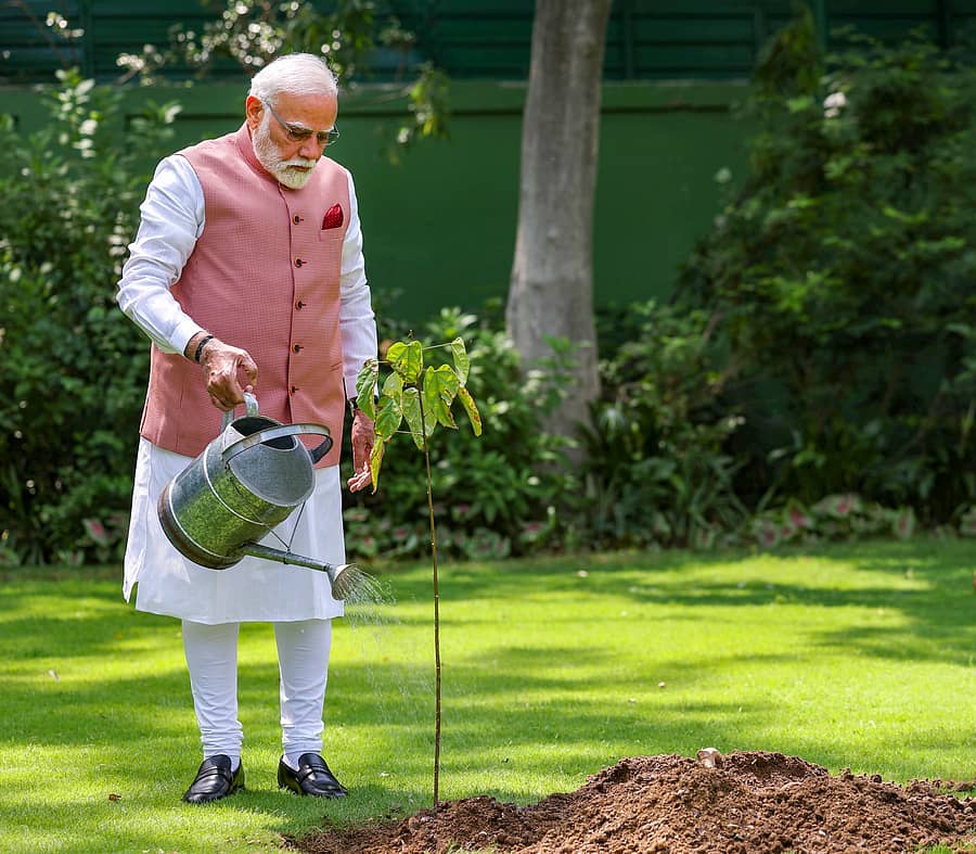 ಪ್ರಧಾನಿ ನರೇಂದ್ರ ಮೋದಿ ಅವರು ದೆಹಲಿಯಲ್ಲಿನ ತಮ್ಮ ನಿವಾಸದಲ್ಲಿ ಗುರುವಾರ ಸಸಿ ನೆಟ್ಟು, ನೀರೆರೆದರು –ಪಿಟಿಐ ಚಿತ್ರ