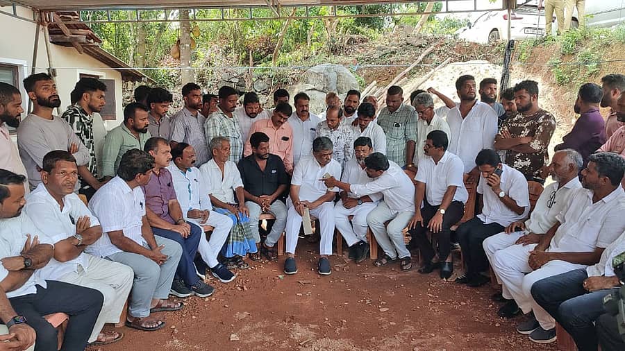 ಬಿ.ಕೆ ಹರಿಪ್ರಸಾದ್ ಅವರು ಬಂಟ್ವಾಳ ತಾಲ್ಲೂಕಿನ ಕೊಳತ್ತಮಜಲಿನ ದಿ.ಅಬ್ದುಲ್ ರಹಿಮಾನ್ ಮನೆಗೆ ಗುರುವಾರ ಭೇಟಿ ನೀಡಿ ಕುಟುಂಬದವರಿಗೆ ಸಾಂತ್ವನ ಹೇಳಿದರು