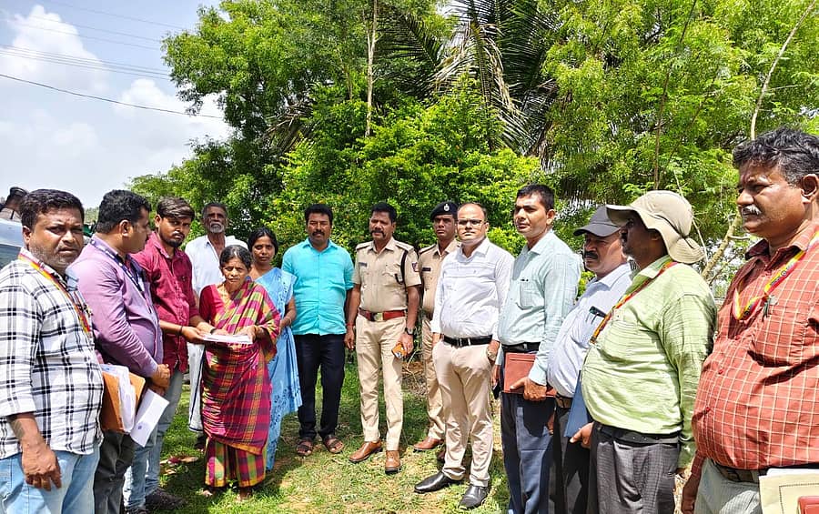 ಹುಣಸೂರು ತಾಲ್ಲೂಕಿನ ಹುಂಡಿಮಾಳದ ನಿವಾಸಿ ಪೂವಮ್ಮ ಬಂಗಾರು ಅವರಿಗೆ ಉಪವಿಭಾಗಾಧಿಕಾರಿ ವಿಜಯಕುಮಾರ್ ಒತ್ತವರಿಯಾಗಿದ್ದ ಕೃಷಿ ಭೂಮಿಯನ್ನು ಗುರುವಾರ ತೆರವುಗೊಳಿಸಿ ದಾಖಲೆಯನ್ನು ಹಸ್ತಾಂತರಿಸಿದರು