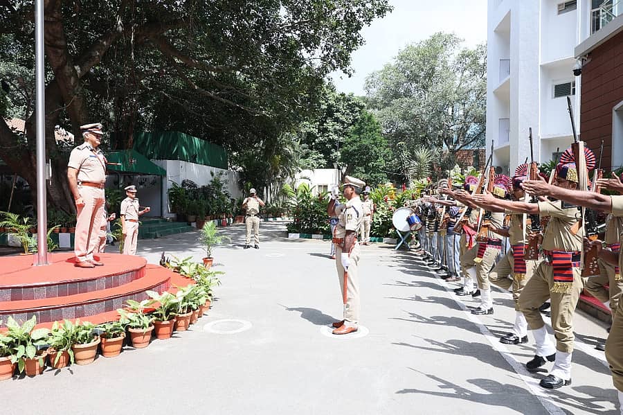 ನಗರ ನೂತನ ಪೊಲೀಸ್ ಕಮಿಷನರ್ ಸೀಮಂತ್ ಕುಮಾರ್ ಸಿಂಗ್  ಅವರಿಗೆ ಗೌರವ ವಂದನೆ ನೀಡಲಾಯಿತು. 