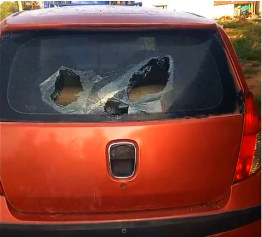 ಕಾರಿನ ಗಾಜು ಒಡೆದಿರುವ ದೃಶ್ಯ