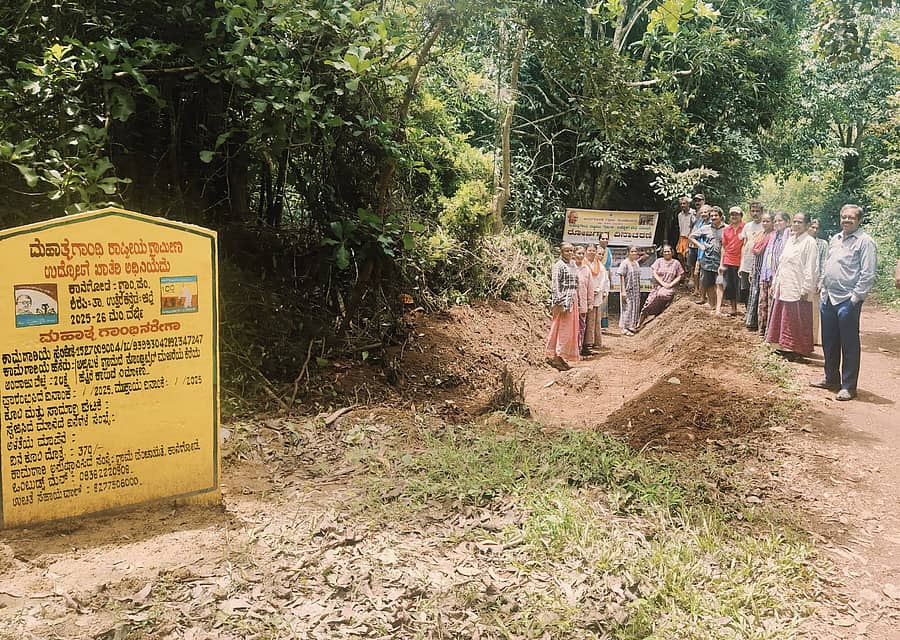 ಶಿರಸಿ ತಾಲ್ಲೂಕಿನ ಕಾನಗೋಡ ಗ್ರಾಮ ಪಂಚಾಯಿತಿ ಅಜ್ಜಿಬಳ ಗ್ರಾಮದ ಸೊಂಡ್ಲಿಬೈಲ್ ಗ್ರಾಮದ ಕೆರೆಯ ಪಕ್ಕದಲ್ಲಿ ಕಾಲುವೆ ನಿರ್ಮಿಸಿರುವುದು