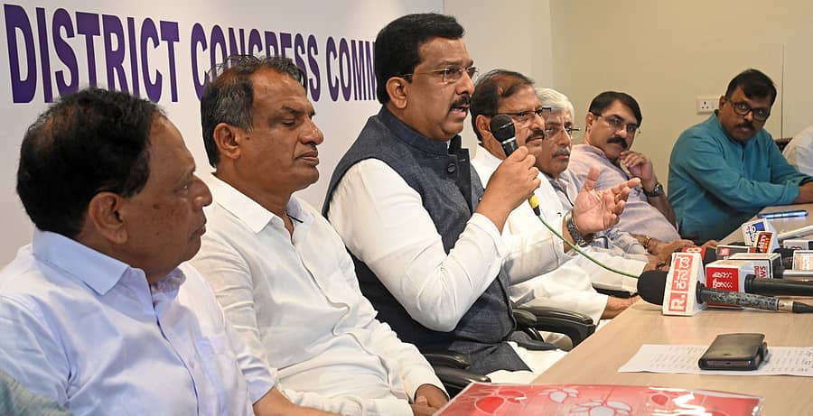 <div class="paragraphs"><p>ಎಐಸಿಸಿ ಪ್ರಧಾನ ಕಾರ್ಯದರ್ಶಿ ಸಯ್ಯದ್ ನಾಸಿರ್ ಹುಸೇನ್‌ ಸುದ್ದಿಗೋಷ್ಠಿಯಲ್ಲಿ&nbsp; ಮಾತನಾಡಿದರು</p></div>