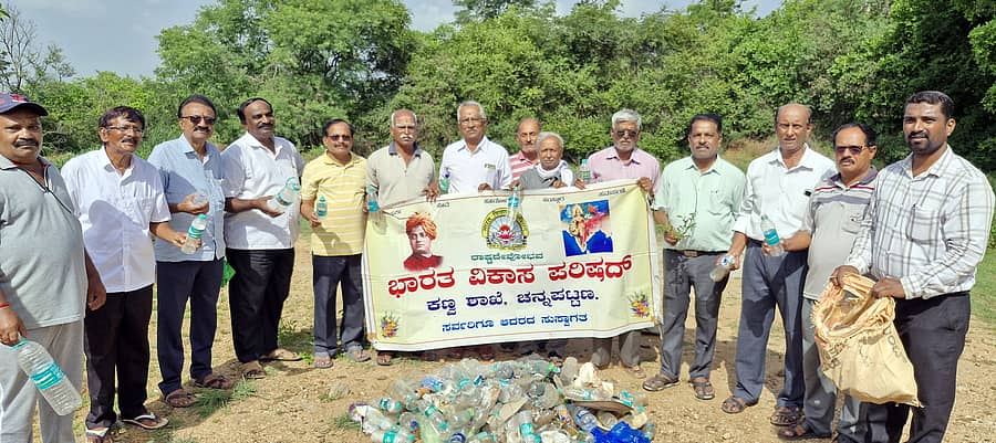 ಚನ್ನಪಟ್ಟಣ ತಾಲ್ಲೂಕಿನ ಇತಿಹಾಸ ಪ್ರಸಿದ್ಧ ಕೂರಣಗೆರೆ ನರಸಿಂಹಸ್ವಾಮಿ ಬೆಟ್ಟದ ಮೇಲಿನ ಪ್ಲಾಸ್ಟಿಕ್ ವಸ್ತುಗಳನ್ನು ಸಂಗ್ರಹಿಸುವ ಮೂಲಕ ಭಾವಿಪ ಕಣ್ವ ಶಾಖೆಯ ಪದಾಧಿಕಾರಿಗಳು ವಿಶ್ವ ಪರಿಸರ ದಿನಾಚರಣೆಯನ್ನು ಆಚರಿಸಿದರು
