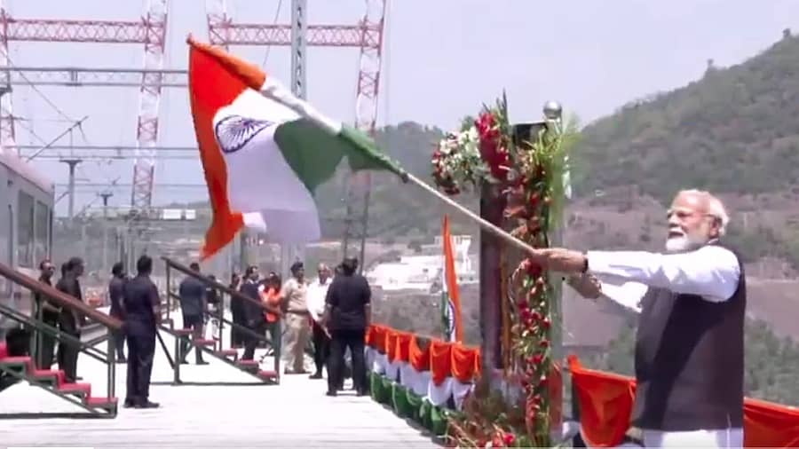 <div class="paragraphs"><p> ಚೆನಾಬ್‌ ರೈಲ್ವೆ ಸೇತುವೆ ಉದ್ಘಾಟಿಸಿದ ಪ್ರಧಾನಿ ಮೋದಿ</p></div>