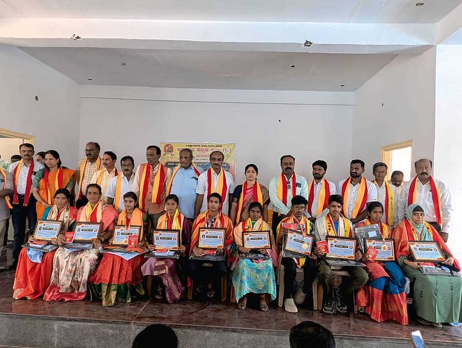 ಕರುನಾಡ ಕನ್ನಡ ಸಂಘದ ವತಿಯಿಂದ ಹತ್ತನೇ ತರಗತಿ ಕನ್ನಡ ಭಾಷಾ ವಿಷಯದಲ್ಲಿ 125 ಅಂಕ ಪಡೆದ ವಿದ್ಯಾರ್ಥಿಗಳನ್ನು ಸನ್ಮಾನಿಸಲಾಯಿತು 