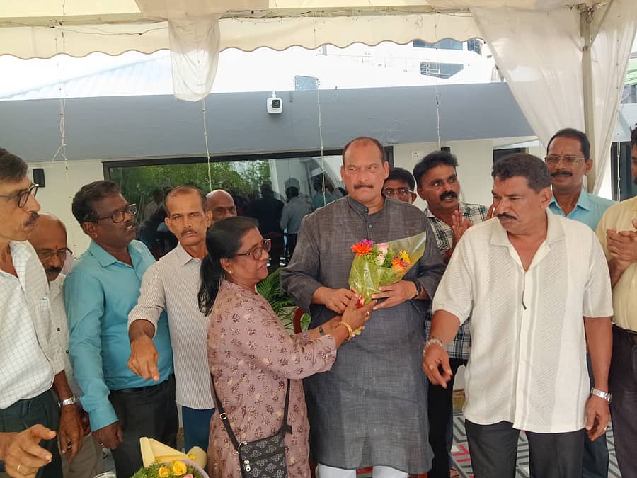 ರಾಜ್ಯ ನಿವೃತ್ತ ನೌಕರರ ವೇದಿಕೆಯ ಗೌರವಾಧ್ಯಕ್ಷರಾಗಿ ಆಯ್ಕೆಯಾದ ಐವನ್ ಡಿಸೋಜ ಅವರನ್ನು ಸದಸ್ಯರು ಅಭಿನಂದಿಸಿದರು