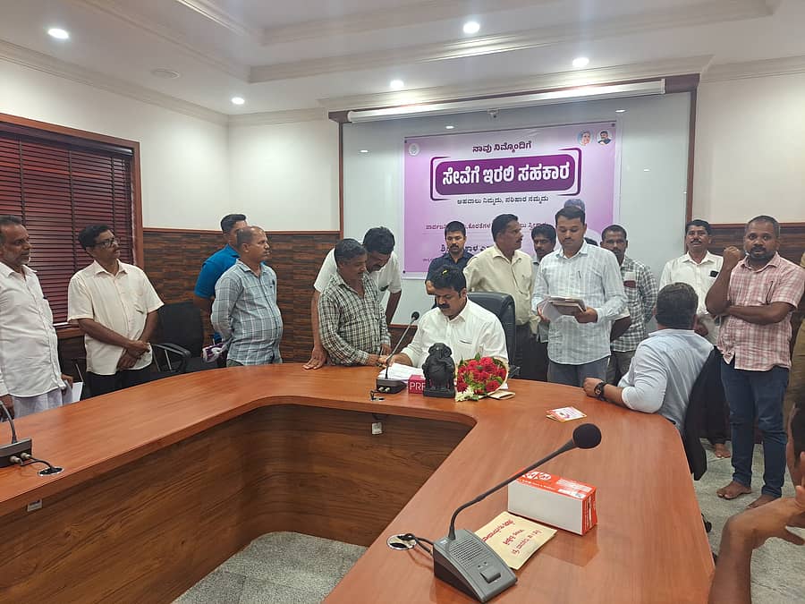 ಭಟ್ಕಳ ಸಚಿವರ ಕಚೇರಿಯಲಿ ಸಚಿವ ಮಂಕಾಳ ವೈದ್ಯ ಜನರ ಸಮಸ್ಯೆ ಆಲಿಸಿದರು.