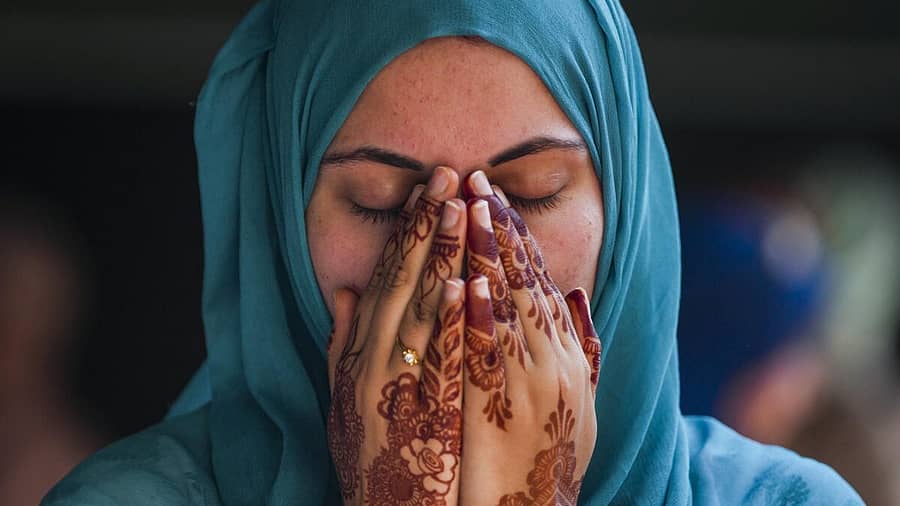 <div class="paragraphs"><p>ಬಕ್ರೀದ್ ಸಂದರ್ಭದಲ್ಲಿ ಕಾಶ್ಮೀರ ಮಹಿಳೆಯೊಬ್ಬರು ಪ್ರಾರ್ಥನೆ ಸಲ್ಲಿಸಿದರು</p></div>