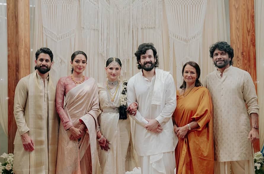 <div class="paragraphs"><p>ಕುಟುಂಬ ಸದಸ್ಯರೊಂದಿಗೆ ಅಖಿಲ್ ಅಕ್ಕಿನೇನಿ–ಝೈನಾಬ್</p></div>