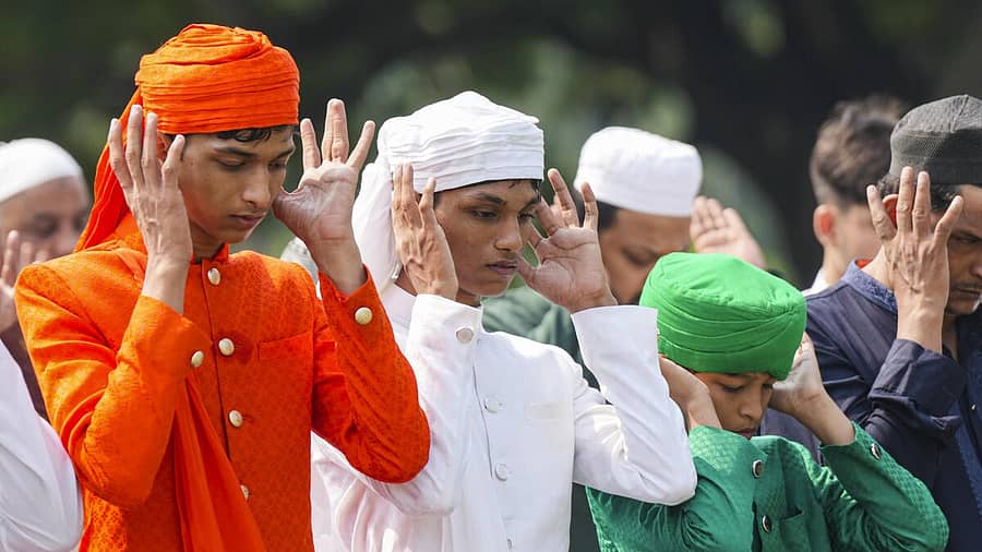 <div class="paragraphs"><p>ಪ‍ಶ್ಚಿಮ ಬಂಗಾಳದ ಕೋಲ್ಕತ್ತದ ರೆಡ್‌ ರೋಡ್‌ ಬಳಿ ನಡೆದ ಸಾಮೂಹಿಕ ಪ್ರಾರ್ಥನೆ</p></div>