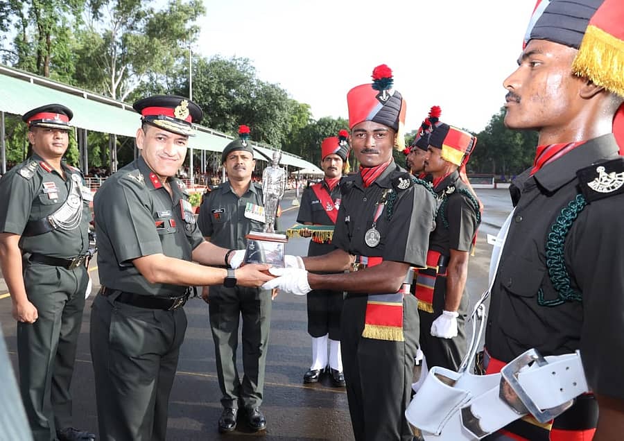 ಬೆಳಗಾವಿಯ ಮರಾಠಾ ಲಘು ಪದಾತಿ ದಳದಲ್ಲಿ ನಡೆದ ಅಗ್ನಿವೀರರ ಶಪಥ ಸಮಾರಂಭದಲ್ಲಿ ಉತ್ತಮ ಸಾಧನೆ ತೋರಿದ ಅಗ್ನಿವೀರರಿಗೆ ಬ್ರಿಗೇಡಿಯರ್ ಜಾಯ್ದೀಪ್ ಮುಖರ್ಜಿ ಅವರು ಪ್ರಶಸ್ತಿ ವಿತರಿಸಿದರು