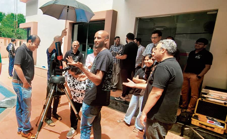 ಸೋಲಾರ್ ಟೆಲಿಸ್ಕೋಪ್ ಮೂಲಕ ಸೂರ್ಯನನ್ನು ವೀಕ್ಷಿಸುತ್ತಿರುವ ಹವ್ಯಾಸಿ ಖಗೋಳ ವೀಕ್ಷಕರು