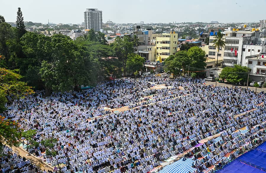 ಚಾಮರಾಜಪೇಟೆಯ ಈದ್ಗಾ ಮೈದಾನದಲ್ಲಿ ಬಕ್ರೀದ್ ಅಂಗವಾಗಿ ಮುಸ್ಲಿಂ ಸಮುದಾಯದವರು ಶನಿವಾರ ಸಾಮೂಹಿಕ ಪ್ರಾರ್ಥನೆ ಸಲ್ಲಿಸಿದರು
ಪ್ರಜಾವಾಣಿ ಚಿತ್ರ: ಎಂ.ಎಸ್.ಮಂಜುನಾಥ್