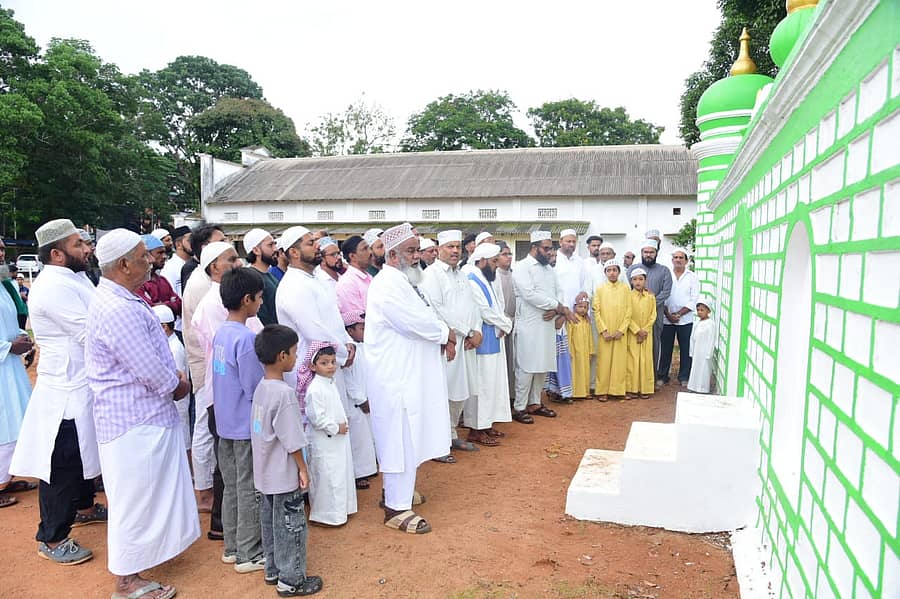 ಕುಂದಾಪುರದಲ್ಲಿ ಬಕ್ರೀದ್ ಹಬ್ಬದ ಪ್ರಯುಕ್ತ ಮುಸ್ಲಿಂಮರು ಸಾಮೂಹಿಕ ಪ್ರಾರ್ಥನೆ ಸಲ್ಲಿಸಿದರು