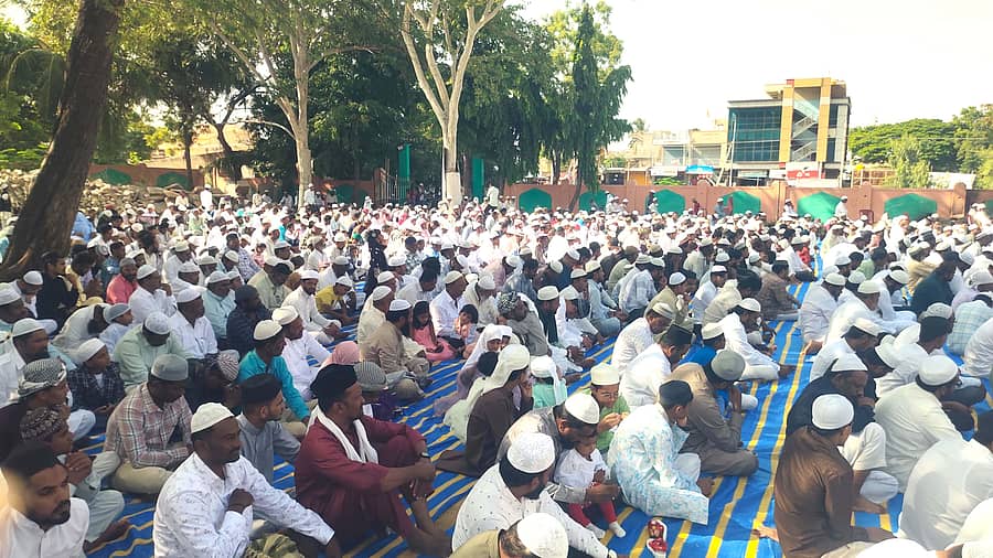 ಮೊಳಕಾಲ್ಮುರಿನಲ್ಲಿ ಶನಿವಾರ ಮುಸ್ಲಿಮರು ಬಕ್ರೀದ್‌ ಅಂಗವಾಗಿ ದರ್ಗಾ ಮೈದಾನದಲ್ಲಿ ಸಾಮೂಹಿಕ ಪ್ರಾರ್ಥನೆ ಸಲ್ಲಿಸಿದರು