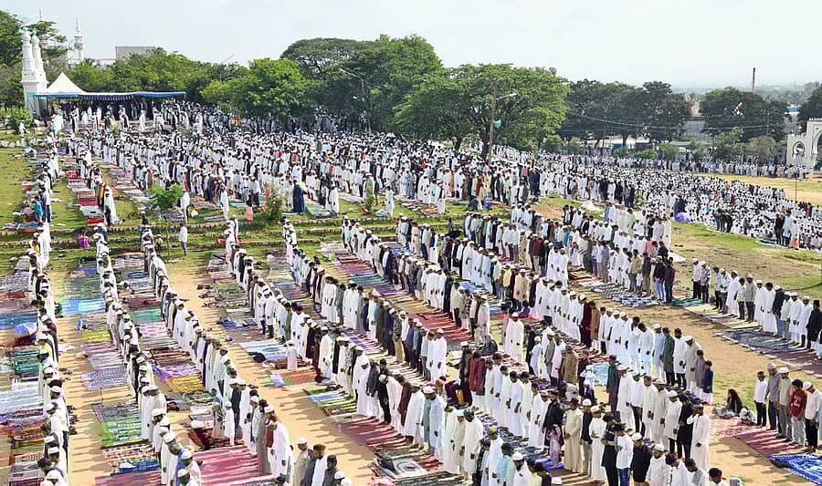 ಮೈಸೂರಿನ ಈದ್ಗಾ ಮೈದಾನದಲ್ಲಿ ಮುಸ್ಲಿಮರು ಬಕ್ರೀದ್ ಅಂಗವಾಗಿ ಸಾಮೂಹಿಕ ಪ್ರಾರ್ಥನೆ ಸಲ್ಲಿಸಿದರು ಪ್ರಜಾವಾಣಿ ಚಿತ್ರ