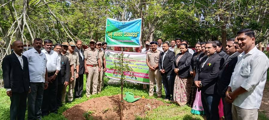 ಚಿಕ್ಕನಾಯಕನಹಳ್ಳಿ ತಾಲ್ಲೂಕು ನ್ಯಾಯಾಲಯ ಆವರಣದಲ್ಲಿ ಪರಿಸರ ದಿನದ ಅಂಗವಾಗಿ ಸಸಿ ನೆಡಲಾಯಿತು