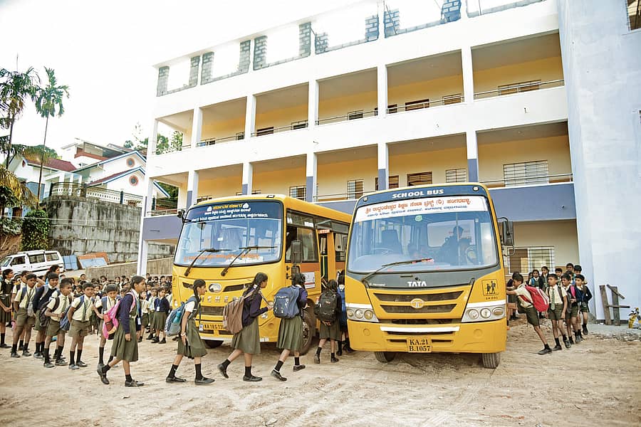 ಹಂಗರವಳ್ಳಿ ಶಾಲೆಯಲ್ಲಿ ತರಗತಿ ಮುಗಿಸಿ ಮನೆಗೆ ಹೊರಡಲು ಬಸ್ ಹತ್ತುತ್ತಿರುವ ಮಕ್ಕಳು