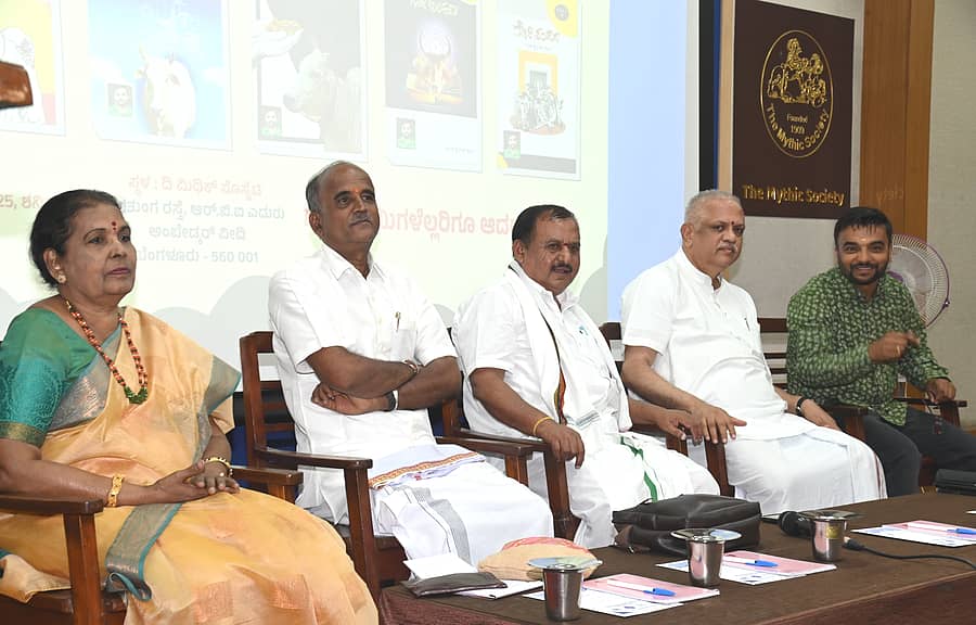 ಕಾಮಧೇನು ಸರಣಿಯ ಐದು ಪುಸ್ತಕಗಳ ಲೋಕಾರ್ಪಣೆ ಕಾರ್ಯಕ್ರಮದಲ್ಲಿ ಎಸ್. ಆರ್. ಲೀಲಾ, ಹನುಮಂತ ಮಳಲಿ, ಎಸ್.ಎನ್. ರಾಮಸ್ವಾಮಿ, ಬಿ.ಎಲ್. ಸಂತೋಷ್, ಕೆ.ಎನ್. ಶೈಲಿಶ್ ಹೊಳ್ಳ ಉಪಸ್ಥಿತರಿದ್ದರು. ಪ್ರಜಾವಾಣಿ ಚಿತ್ರ