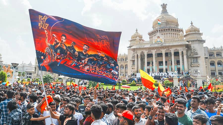 <div class="paragraphs"><p>ಚೊಚ್ಚಲ ಟ್ರೋಫಿ ಗೆದ್ದ ಆರ್‌ಸಿಬಿ, ಅಭಿಮಾನಿಗಳ ಸಂಭ್ರಮ&nbsp;</p></div>
