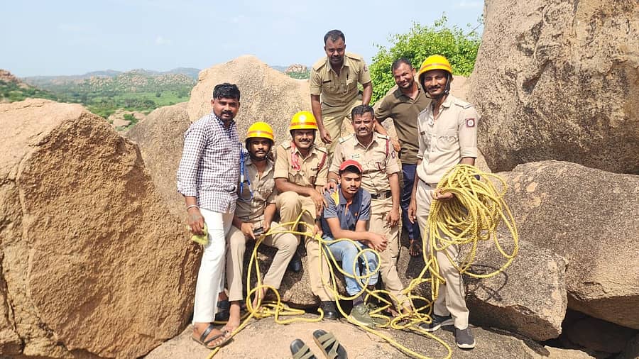 <div class="paragraphs"><p>ಪ್ರವಾಸಿಗನೊಂದಿಗೆ ರಕ್ಷಣಾ ತಂಡ</p></div>