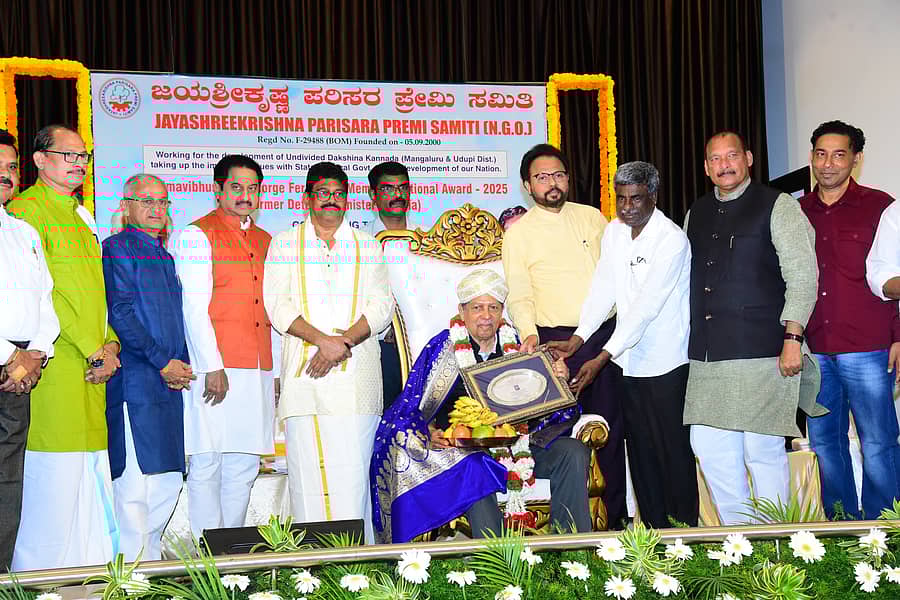 ಕಾರ್ಯಕ್ರಮದಲ್ಲಿ ಸಂತೋಷ್ ಹೆಗ್ಡೆ ಅವರಿಗೆ ಪ್ರಶಸ್ತಿ ಪ್ರದಾನ ಮಾಡಲಾಯಿತು