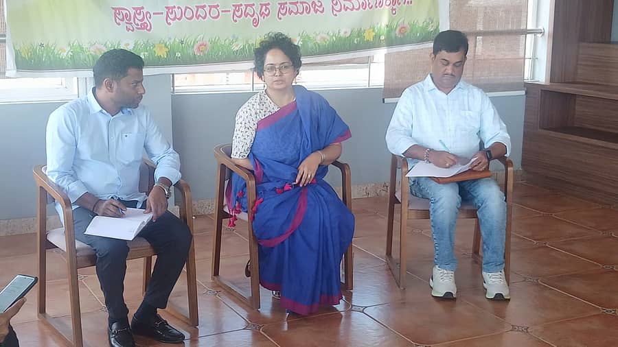 <div class="paragraphs"><p>ಕೊಡಗು ಪತ್ರಕರ್ತರ ಸಂಘವು ಮಡಿಕೇರಿಯಲ್ಲಿ ಭಾನುವಾರ ಏರ್ಪಡಿಸಿದ್ದ ಸಂವಾದ ಕಾರ್ಯಕ್ರಮದಲ್ಲಿ ಲೇಖಕಿ ಹಾಗೂ ಅನುವಾದಕಿ ದೀಪಾ ಭಾಸ್ತಿ ಮಾತನಾಡಿದರು. ಸಂಘದ ಪ್ರಧಾನ ಕಾರ್ಯದರ್ಶಿ ಸುರೇಶ್ ಬಿಳಿಗೇರಿ, ಅಧ್ಯಕ್ಷ ಎಚ್.ಟಿ.ಅನಿಲ್ ಭಾಗವಹಿಸಿದ್ದರು</p></div>