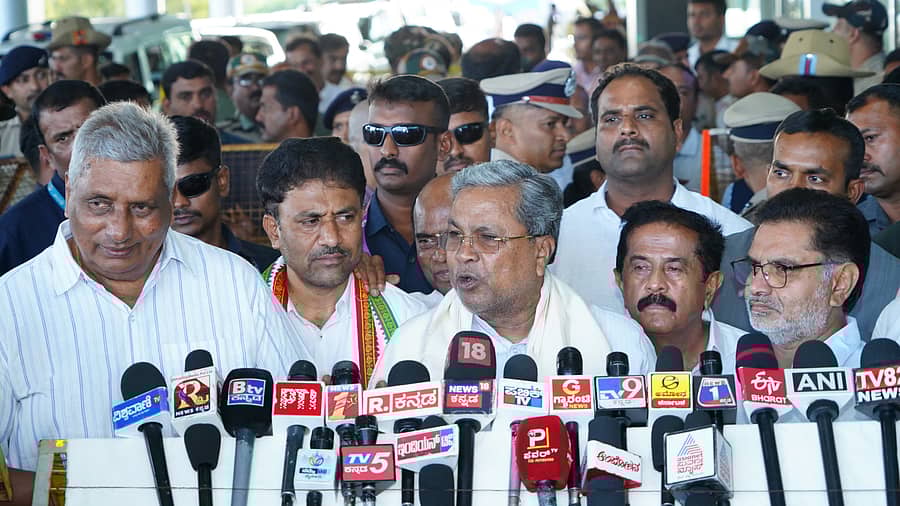 <div class="paragraphs"><p>ಪತ್ರಕರ್ತರೊಂದಿಗೆ ಮಾತನಾಡಿದ&nbsp;ಮುಖ್ಯಮಂತ್ರಿ ಸಿದ್ದರಾಮಯ್ಯ</p></div>